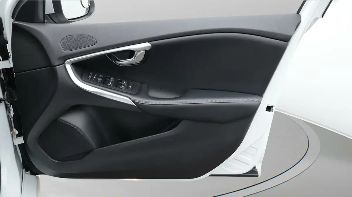2018-volvo-v40-15-t2-r-design-nav-plus-big-14
