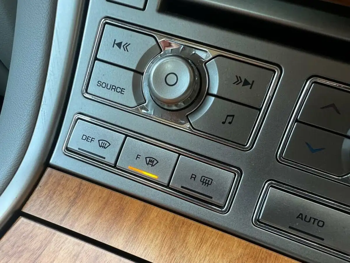 2010-jaguar-xf-30-luxury-big-41