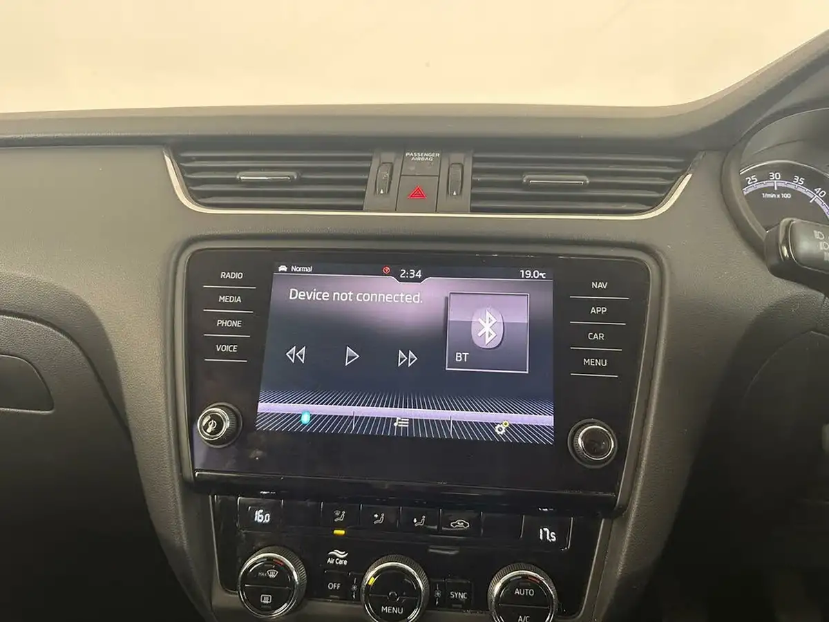 2019-skoda-octavia-16tdi-se-technology-estate-big-38