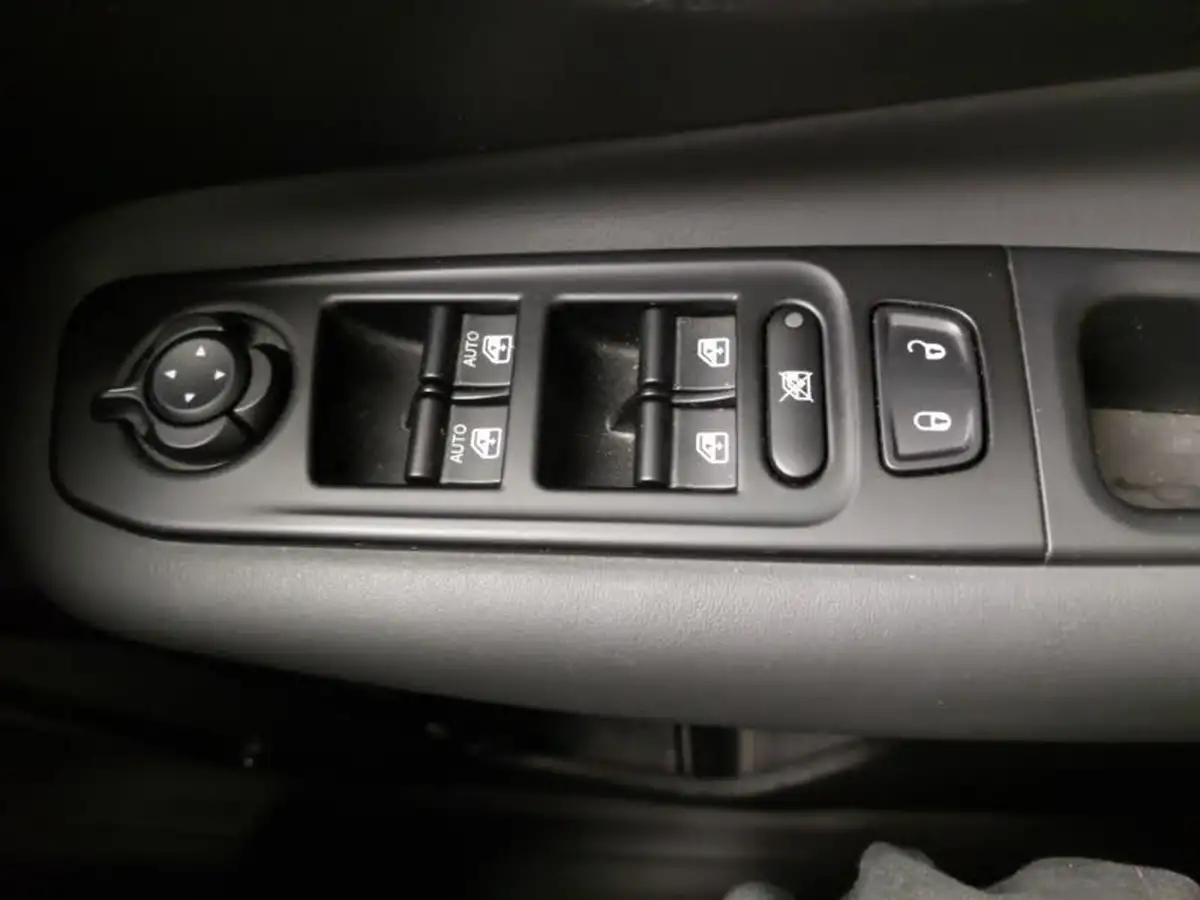 2020-jeep-renegade-10-gse-night-eagle-big-11