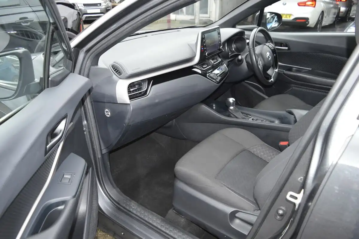 2020-toyota-c-hr-18-vvt-i-icon-parking-pack-big-10