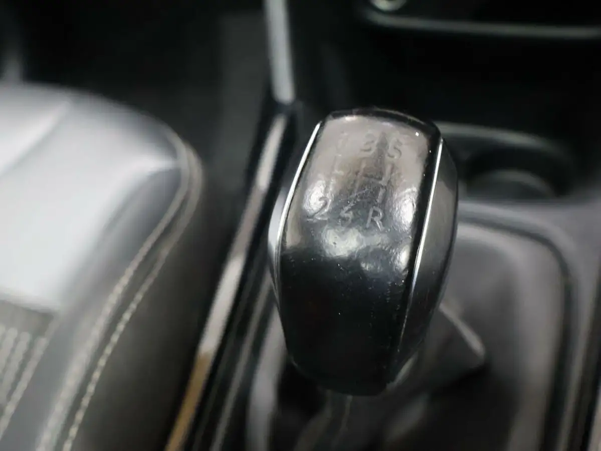 2019-peugeot-2008-suv-12-puretech-allure-premium-82bhp-big-33