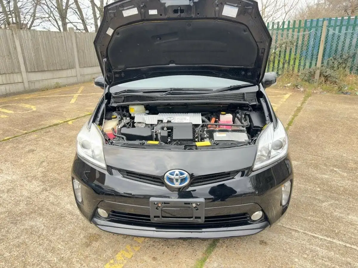 2012-toyota-prius-big-46