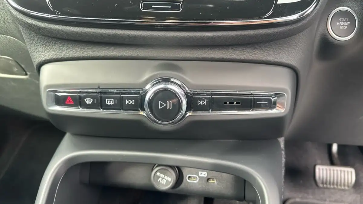 2024-volvo-xc40-20-b3-plus-big-32
