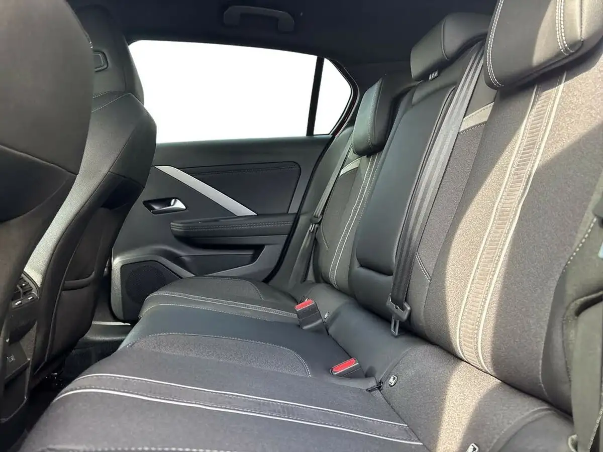 2023-vauxhall-astra-big-10