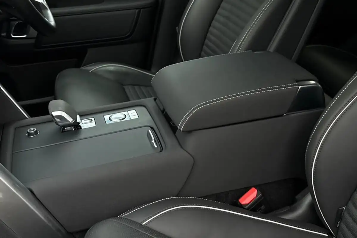 2023-land-rover-discovery-30-d300-dynamic-hse-big-39