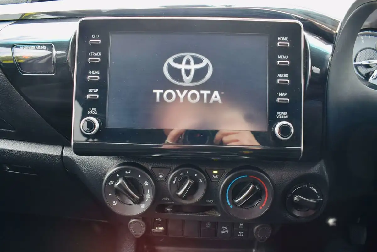 2022-toyota-hi-lux-24d-4d-icon-150hpeu6d-big-10