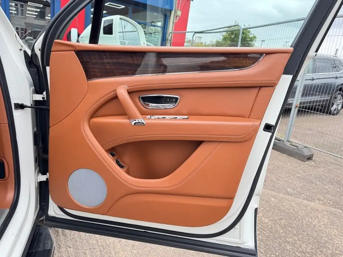2019-bentley-bentayga-40-v8-big-64