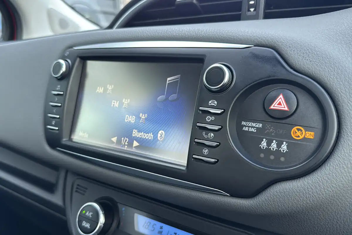 2018-toyota-yaris-15-vvt-i-icon-navi-hybrid-big-18