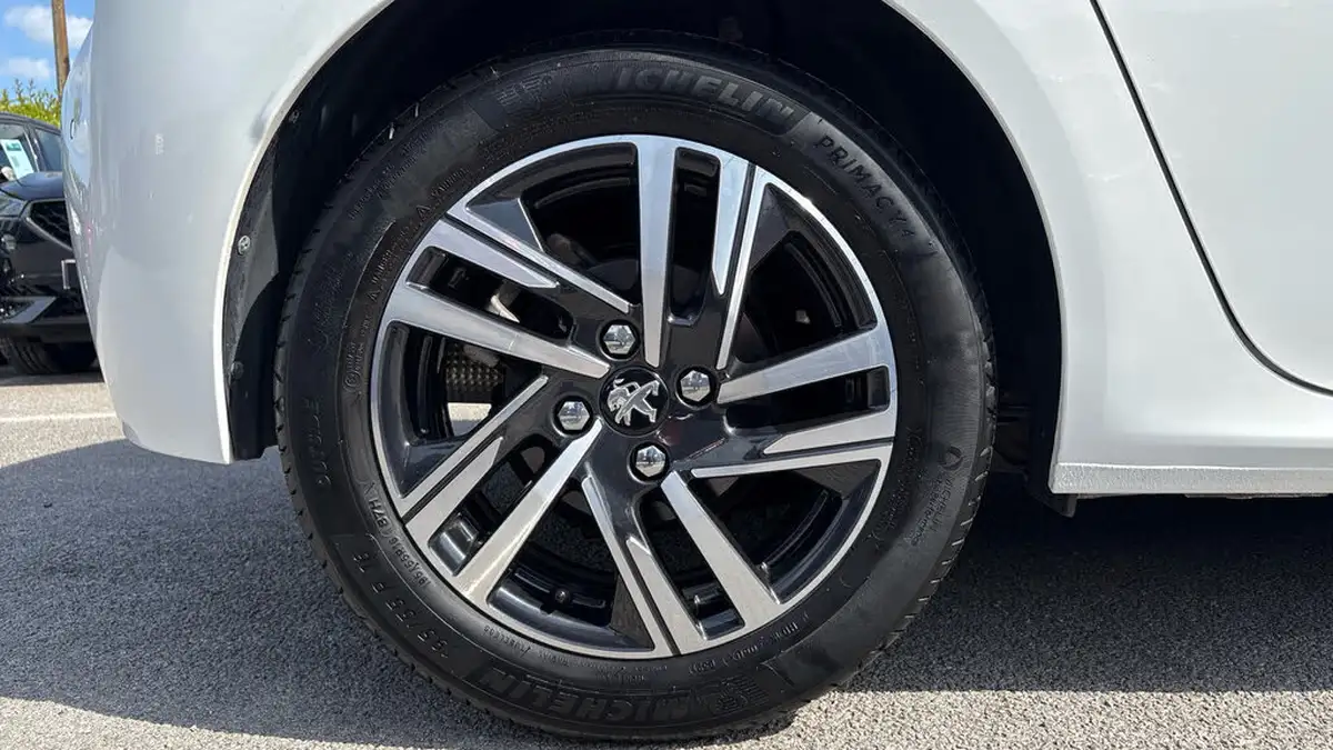 2021-peugeot-208-12-puretech-allure-100bhp-big-15