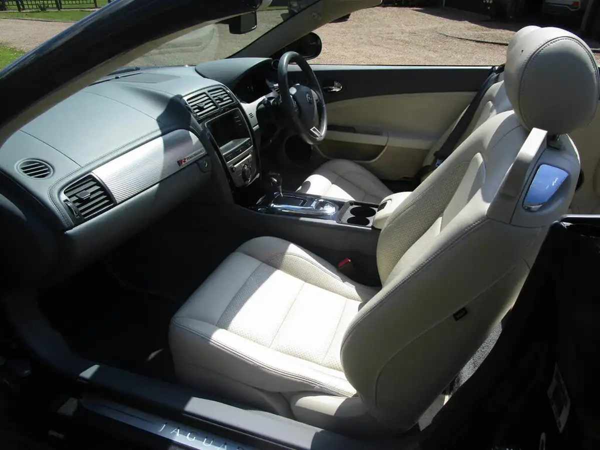 2010-jaguar-xkr-big-16