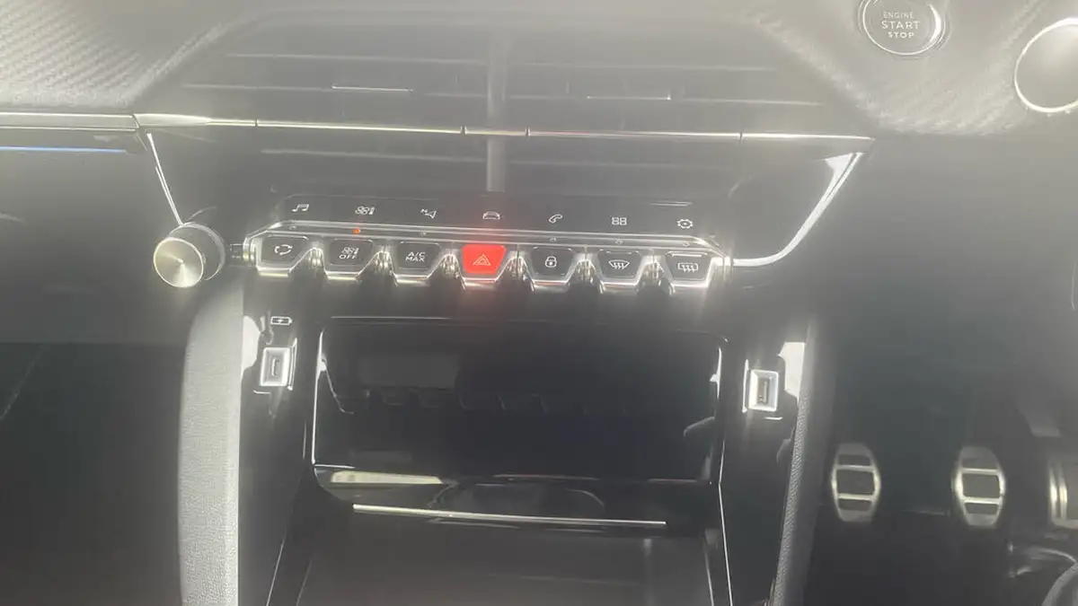 2022-peugeot-208-12-puretech-gt-100ps-big-20