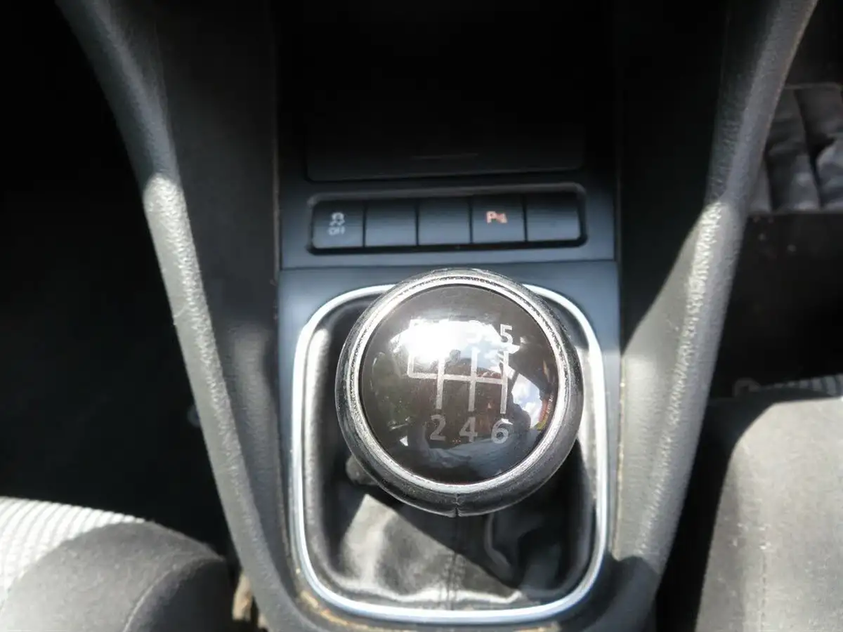2012-volkswagen-golf-14-match-5d-big-36
