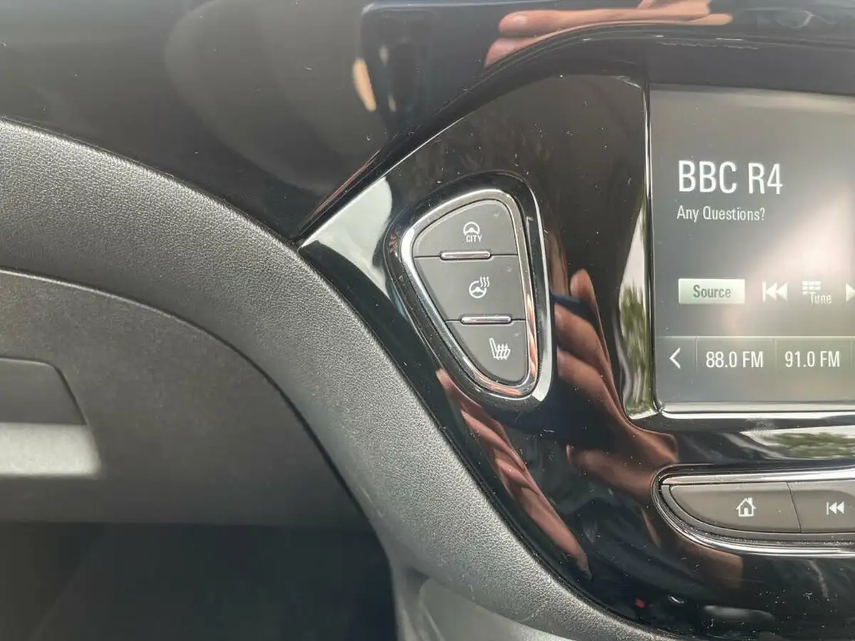 2019-vauxhall-corsa-14i-griffin-75ps-3d-big-11
