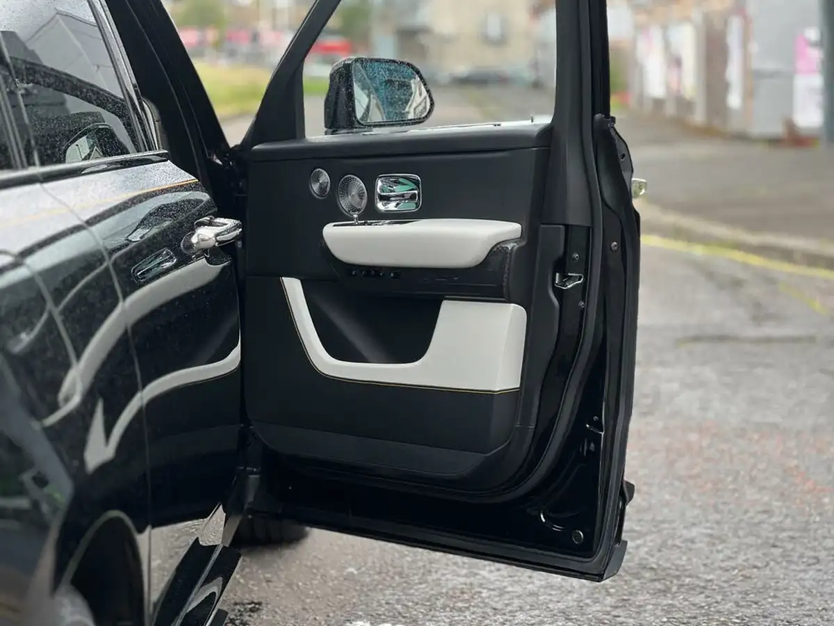 2020-rolls-royce-cullinan-675-black-badge-big-14