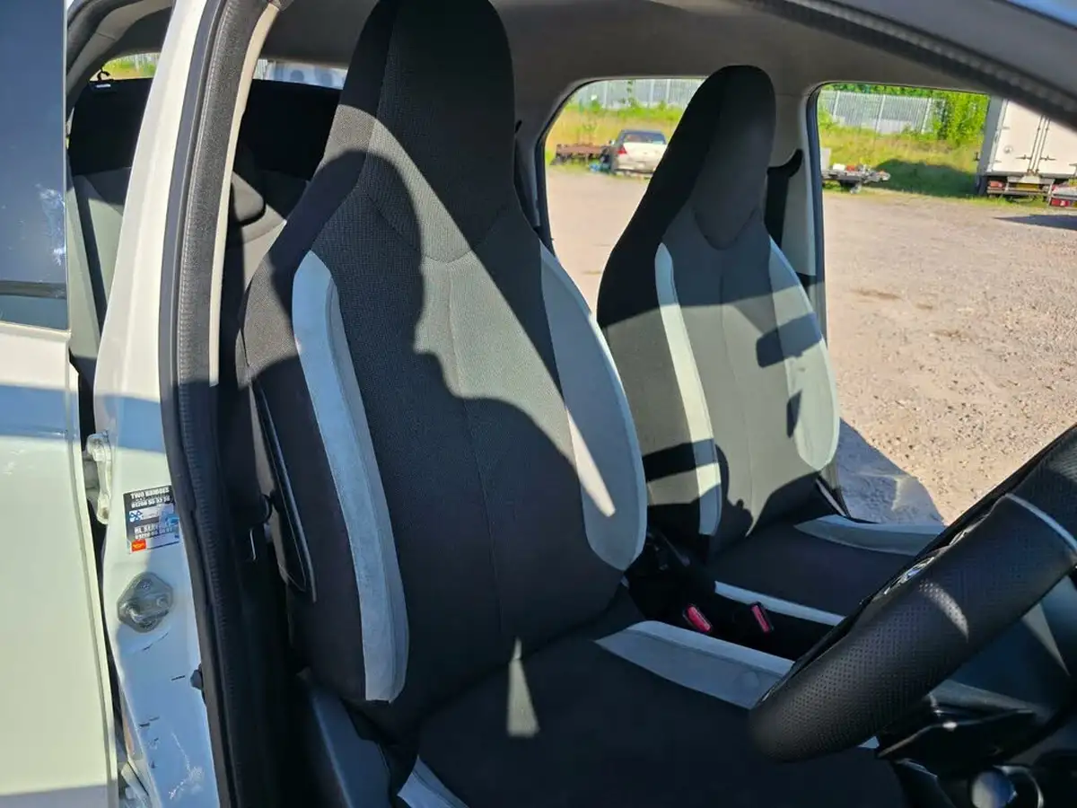 2015-toyota-aygo-10-vvt-i-x-play-5d-x-shift-big-19