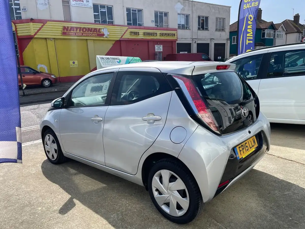 2015-toyota-aygo-10-vvt-i-x-play-5d-big-3
