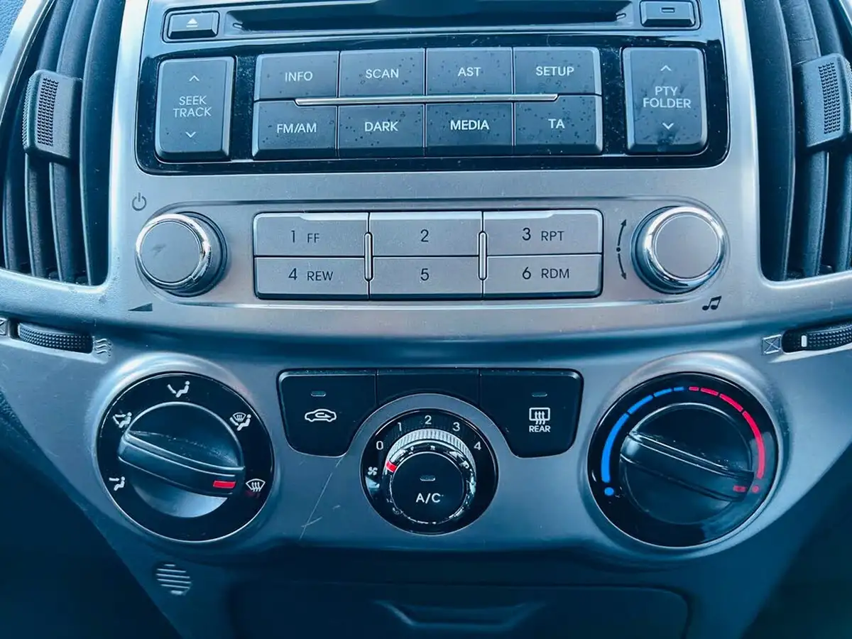 2013-hyundai-i20-12-active-5d-big-14