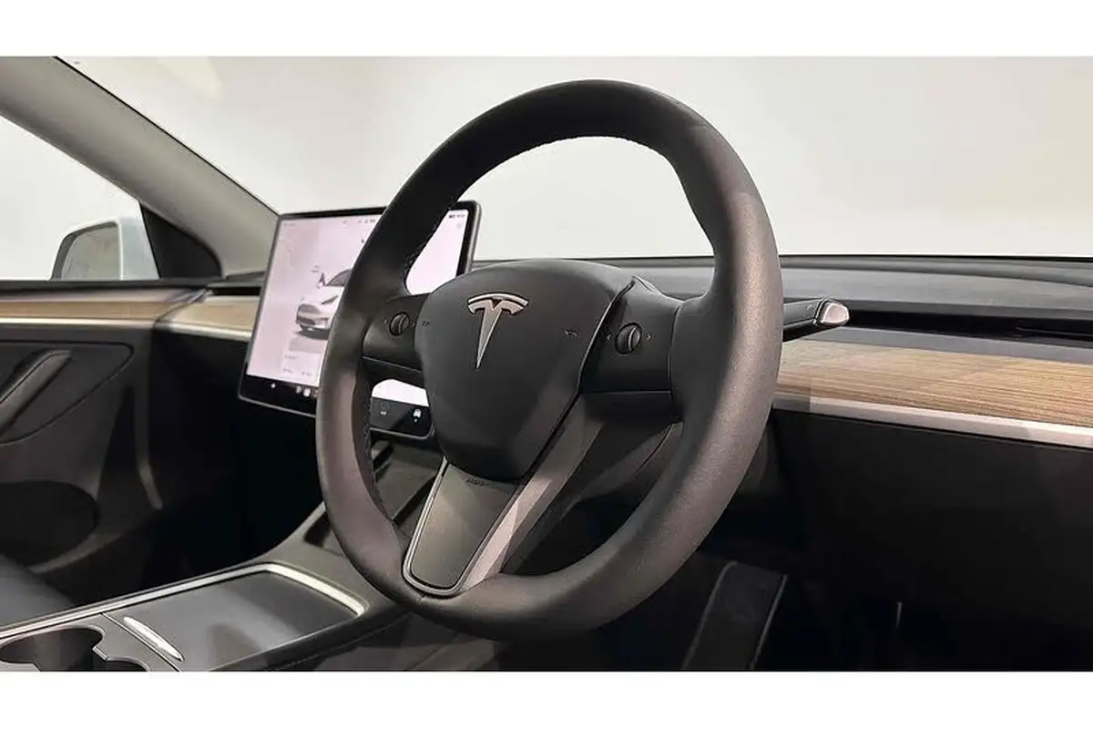 2023-tesla-model-y-e-rwd-big-32