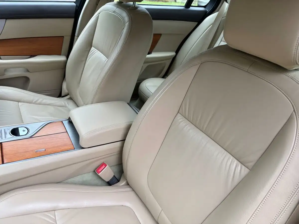 2010-jaguar-xf-30-luxury-big-6