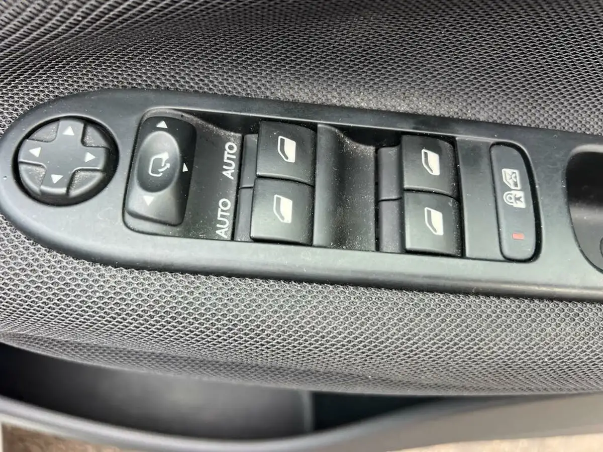 2016-citroen-c3-picasso-12-puretech-platinum-big-14