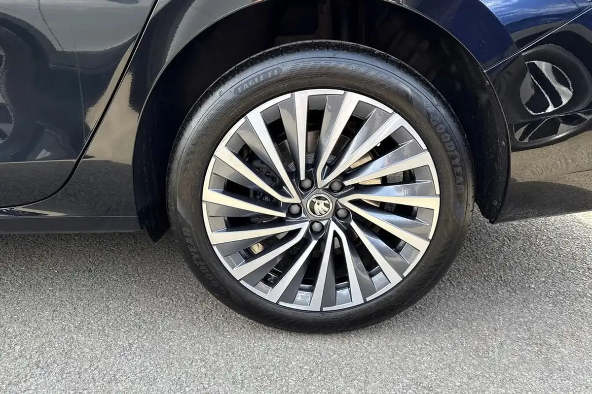 2025-skoda-superb-20tdi-laurin-klement-193ps-4x4-hatchback-big-11