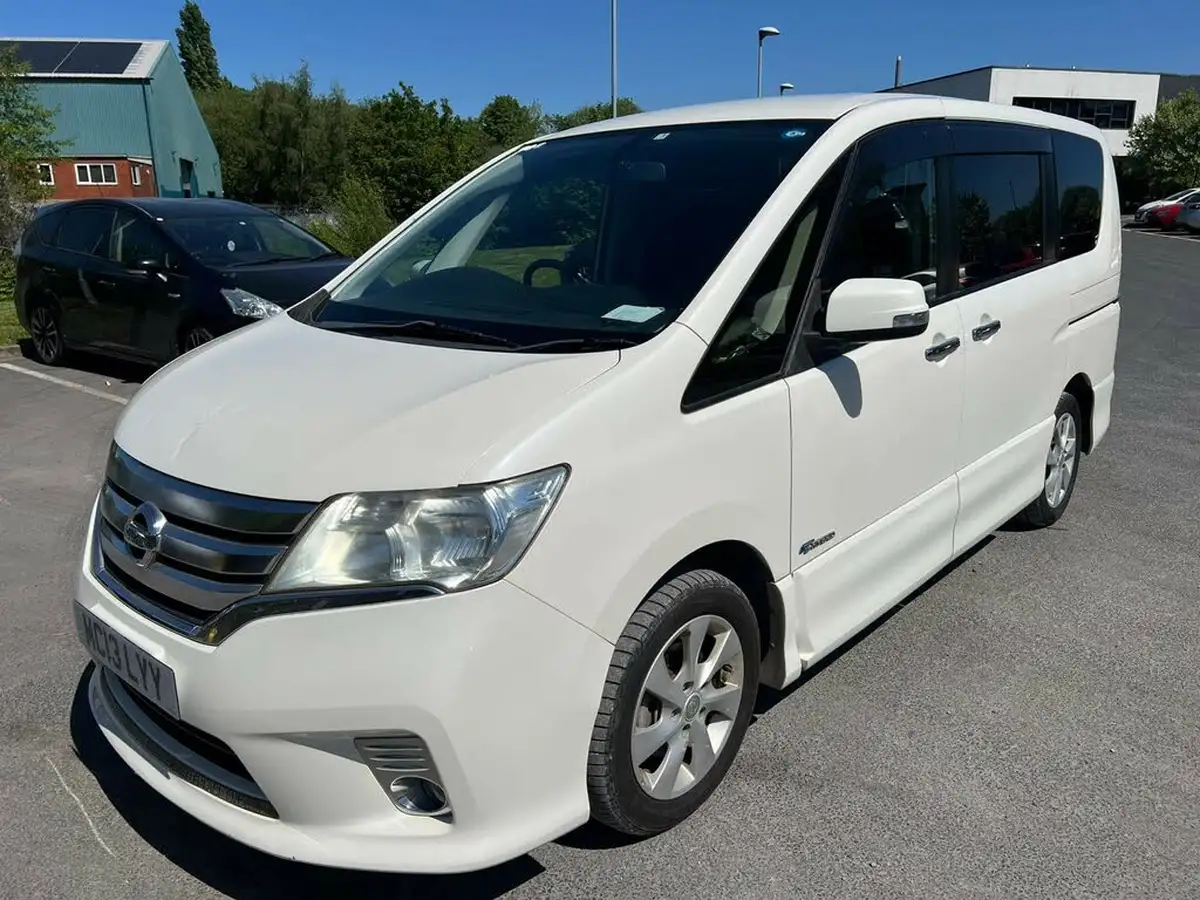2013-nissan-serena-big-15