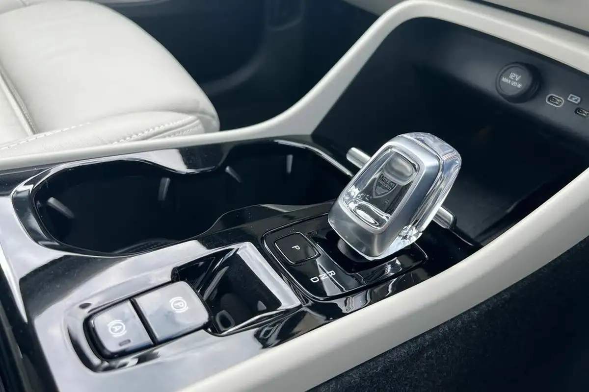 2023-volvo-xc40-20-b4-ultimate-big-12
