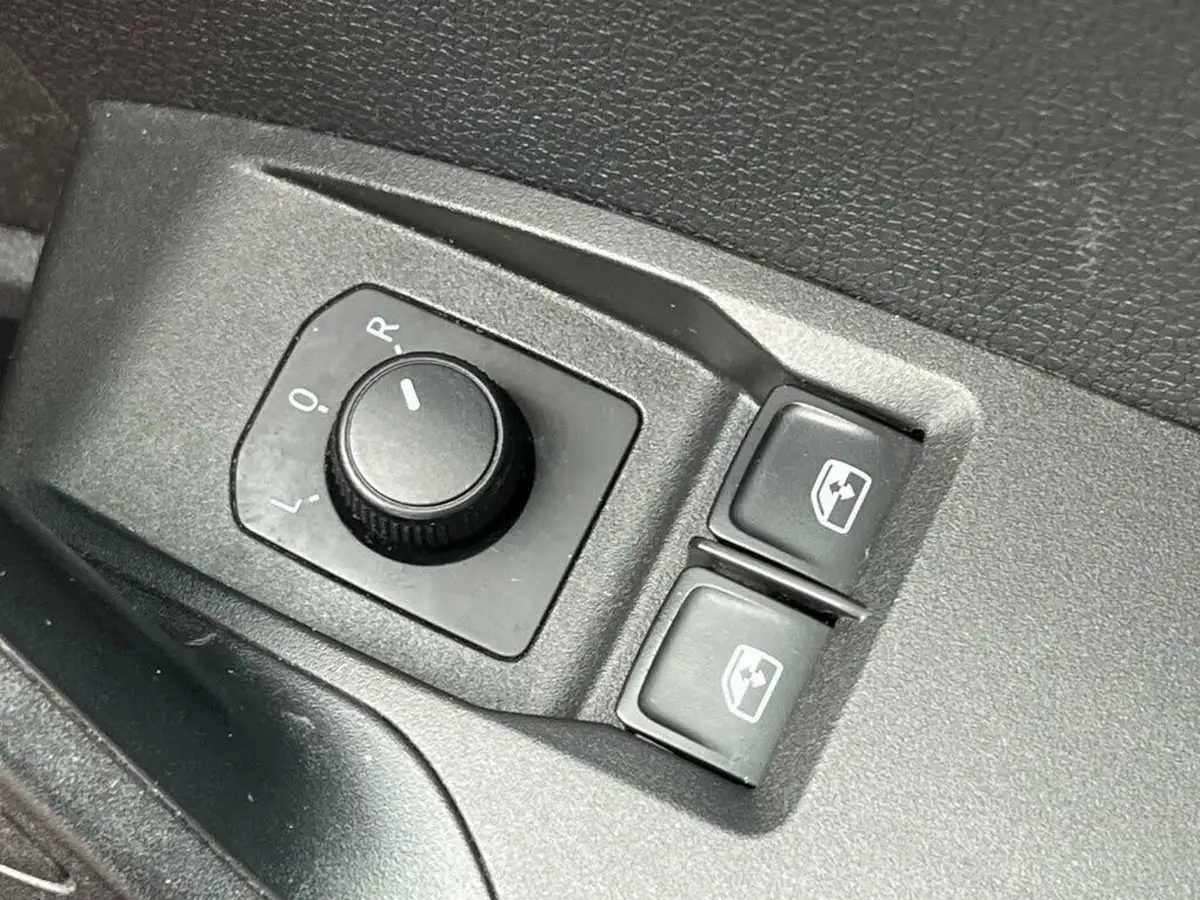2017-seat-ibiza-10-se-ss-hatchback-5d-big-25