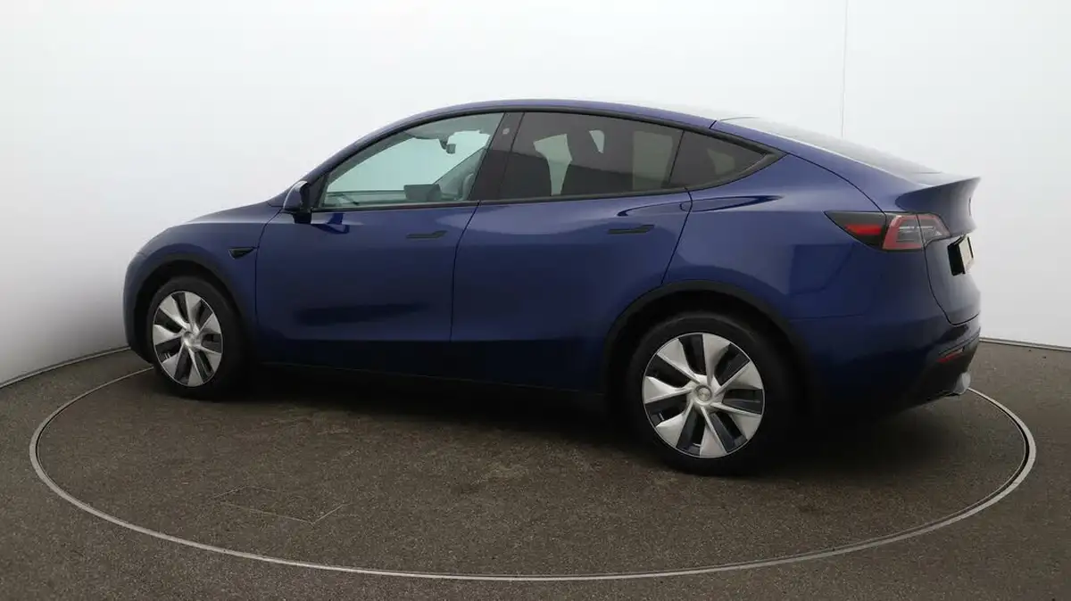 2022-tesla-model-y-e-long-range-big-47