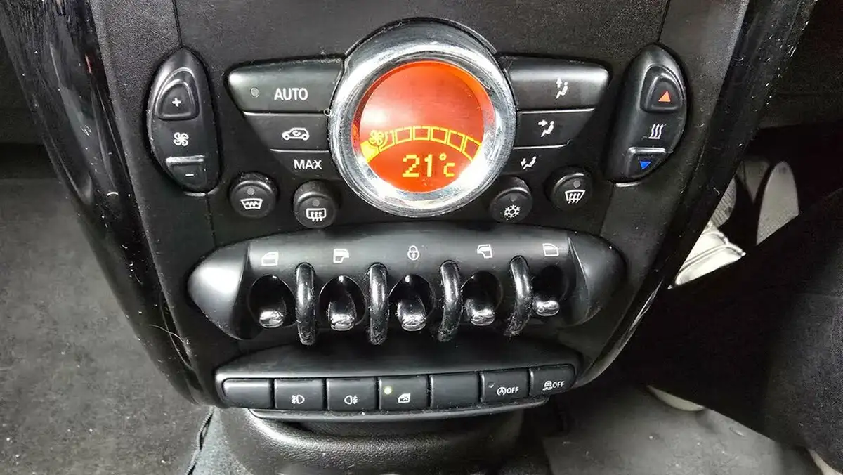 2011-mini-countryman-16-cooper-pepper-big-22