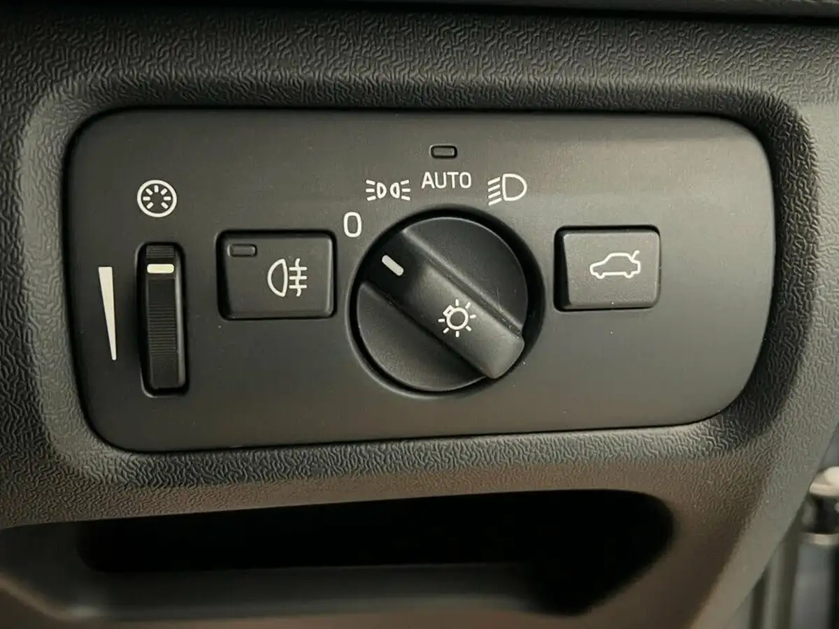 2014-volvo-v40-20td-d3-se-lux-big-26