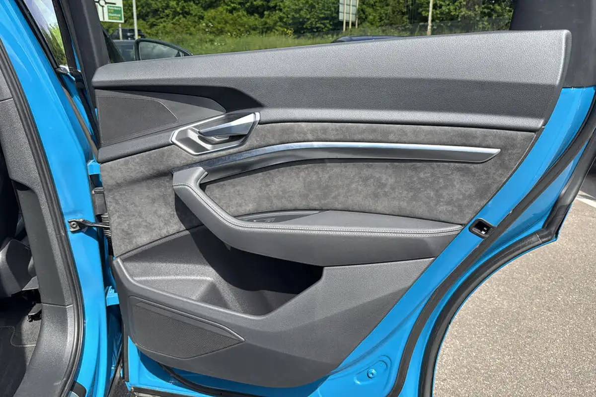 2021-audi-e-tron-55e-s-line-sportback-big-29