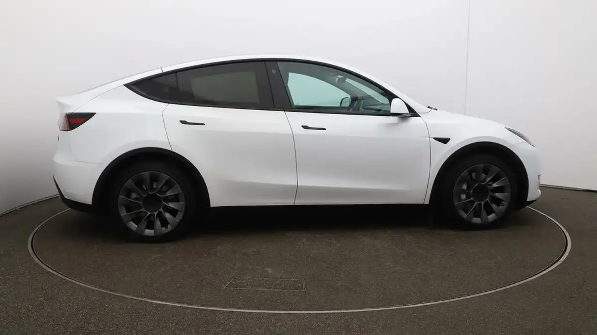 2023-tesla-model-y-e-long-range-big-47