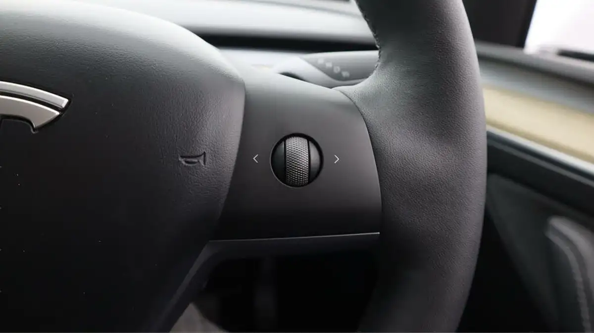2023-tesla-model-y-e-long-range-big-23
