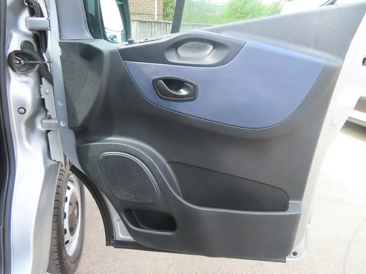 2017-vauxhall-vivaro-16cdti-2900-l1h1-95pseu6-ss-9-seats-combi-big-31