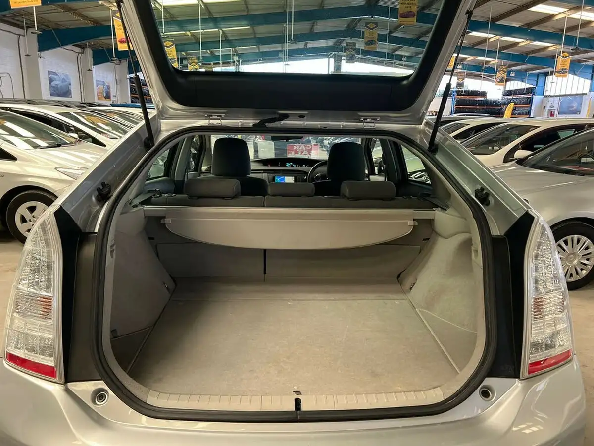 2010-toyota-prius-big-21