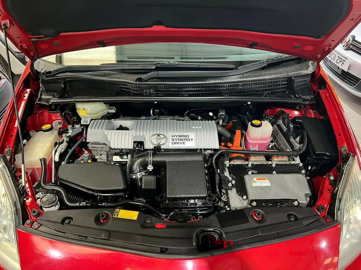 2010-toyota-prius-big-27
