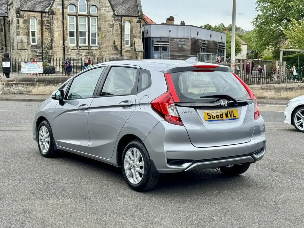 2018-honda-jazz-13-i-vtec-se-cvt-big-13