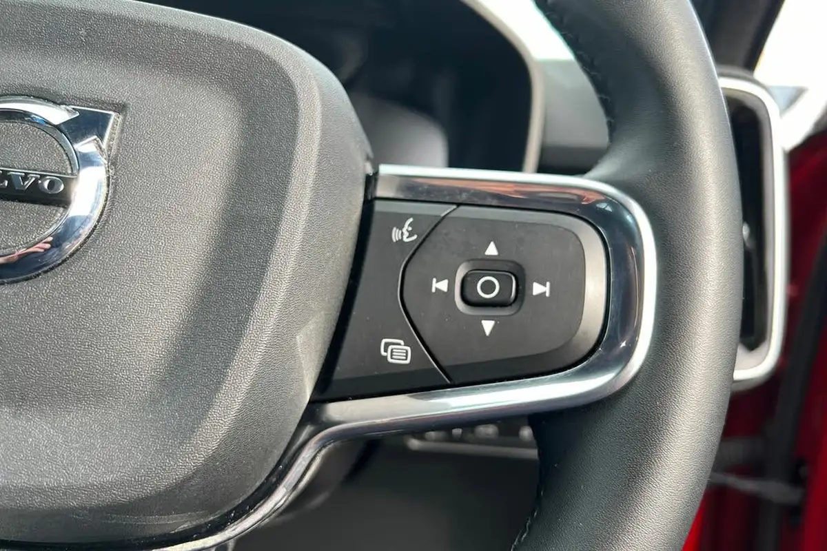 2021-volvo-xc40-15-t4-r-design-208bhp-big-11