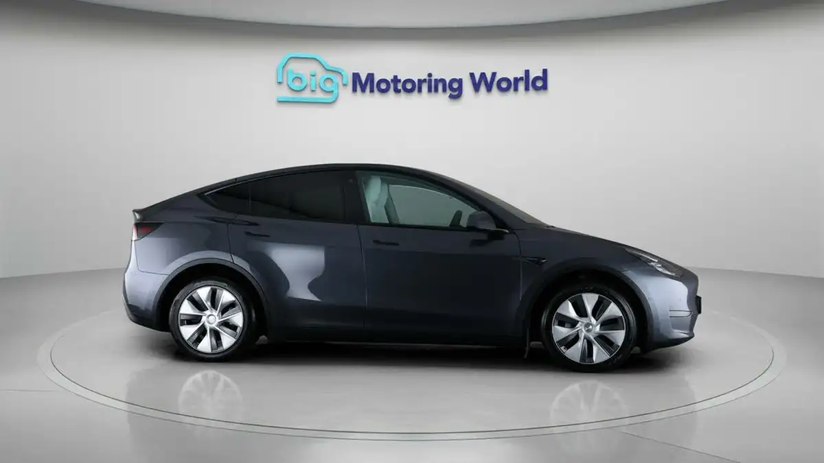 2022-tesla-model-y-e-long-range-big-8