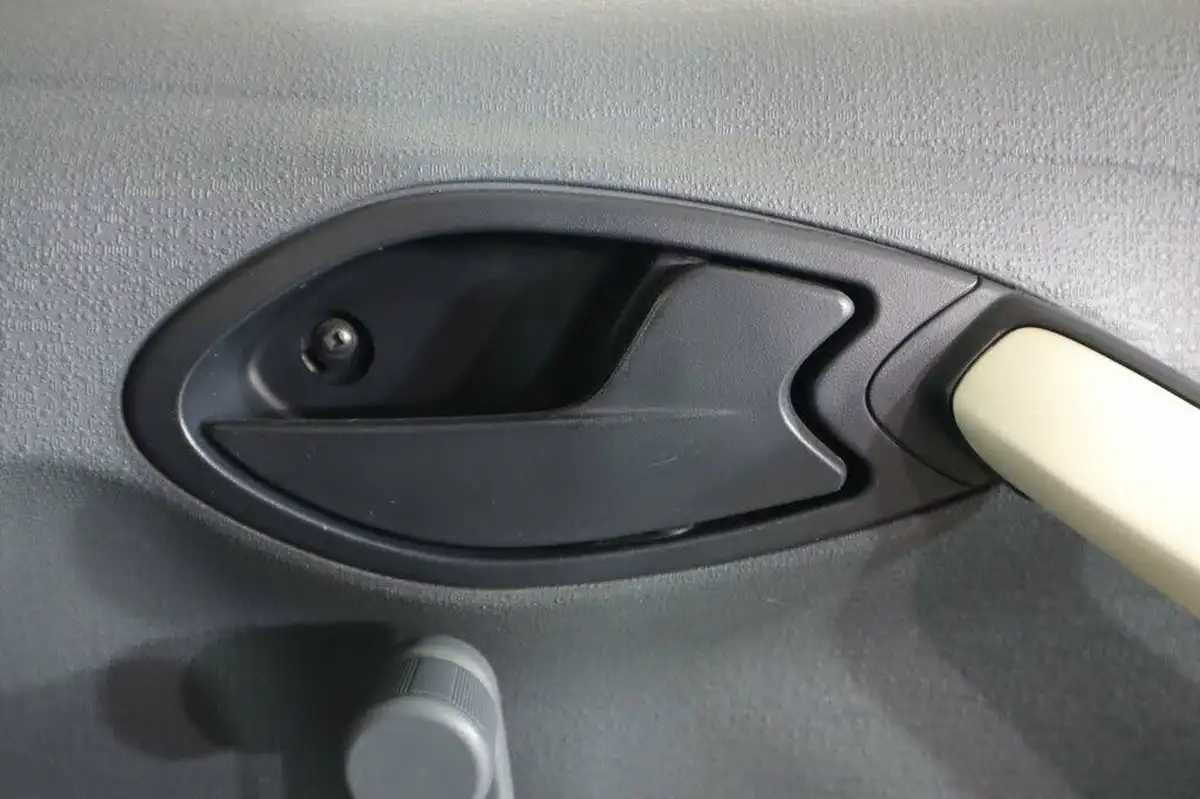 2009-ford-ka-12-studio-big-29