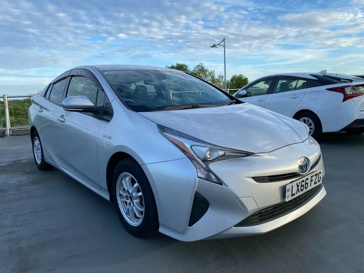 2017-toyota-prius-big-8
