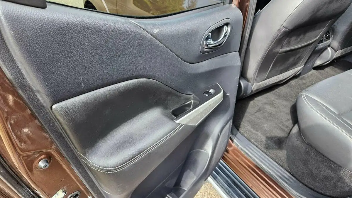 2017-nissan-navara-23dci-tekna-big-15
