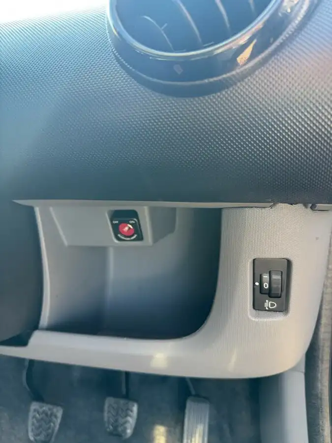 2012-toyota-aygo-10-aygo-go-5d-big-24