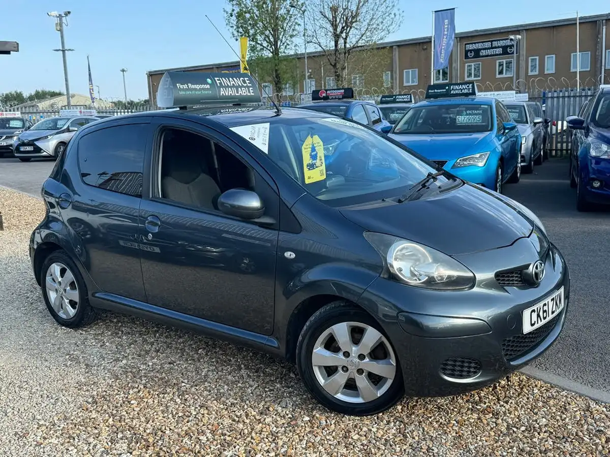 2012-toyota-aygo-10-aygo-go-5d-big-0