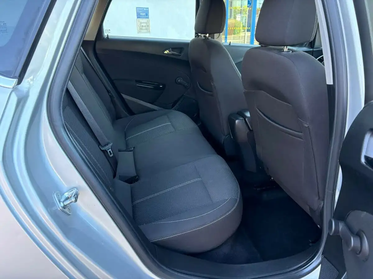 2013-vauxhall-astra-20td-sri-ecoflex-ss-hatchback-big-10