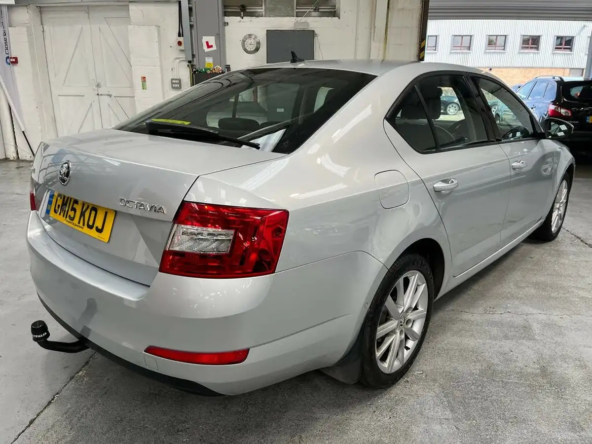 2015-skoda-octavia-20tdi-elegance-hatchback-big-6