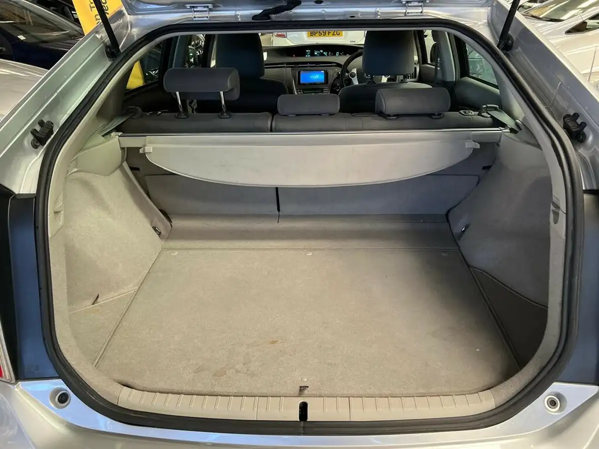 2010-toyota-prius-big-18