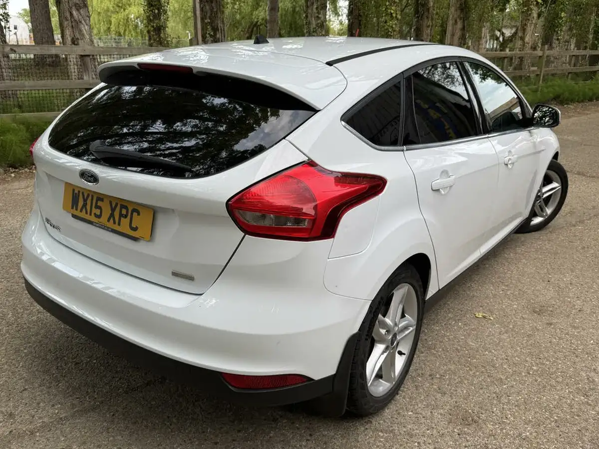 2015-ford-focus-10-zetec-t-125ps-hatchback-big-22